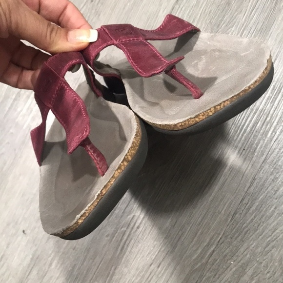 Keen Dauntless Burnished Red Leather Flip Flops - Picture 4 of 12